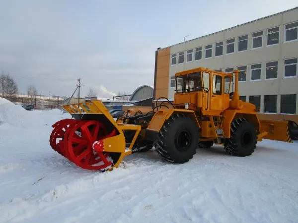 Фрезерно-роторный снегоочиститель на шасси трактора Кировец К-700